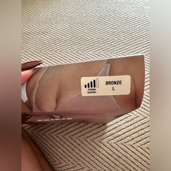 SKIMS Seamless Sculpt Thong Bodysuit. Color Bronze - Picture 7 of 7